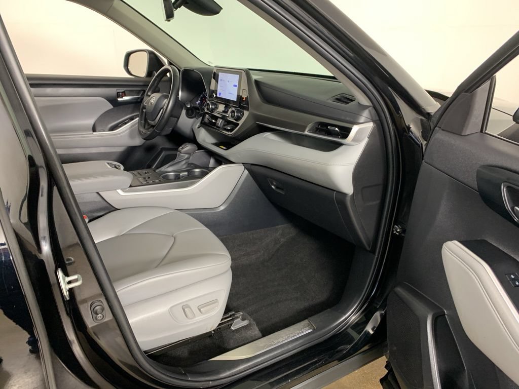 Used 2023 Toyota Highlander XLE AWD/4WD image 43