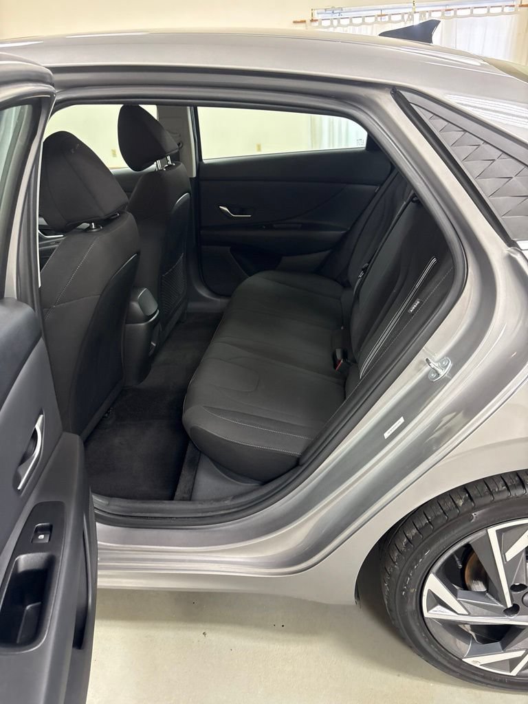 Used 2025 Hyundai Elantra SEL FWD image 19