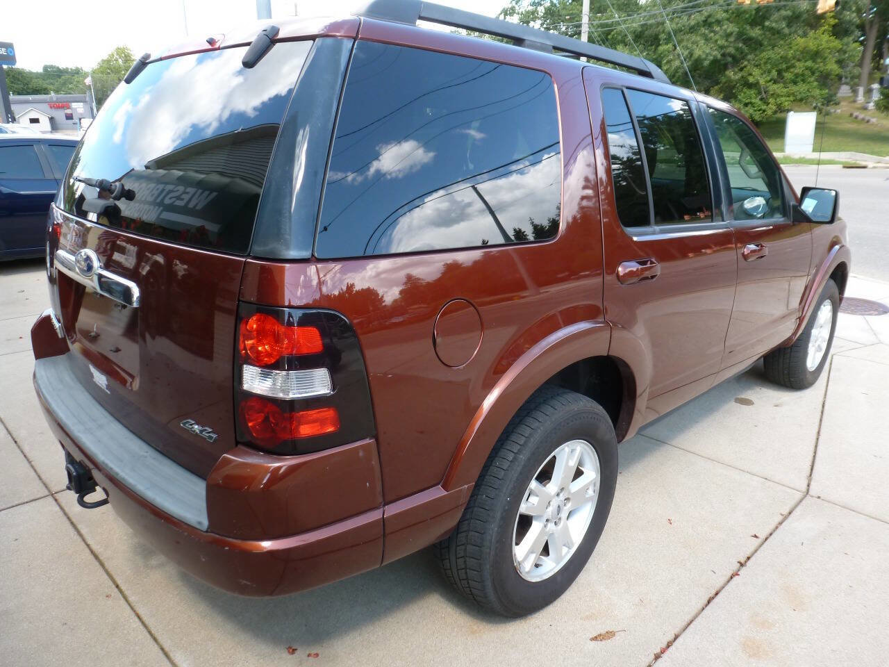 Used 2010 Ford Explorer XLT image 2