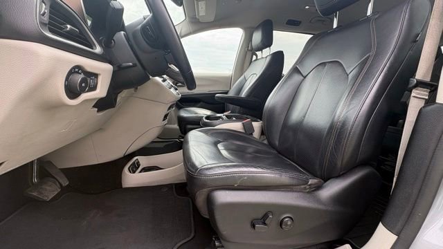 Used 2018 Chrysler Pacifica Touring-L w/ Tire & Wheel Group FWD image 8