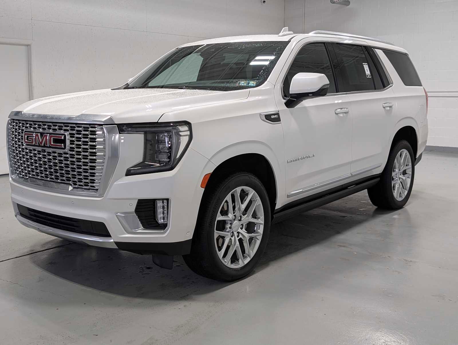 Used 2024 GMC Yukon Denali w/ Advanced Technology Package image 1