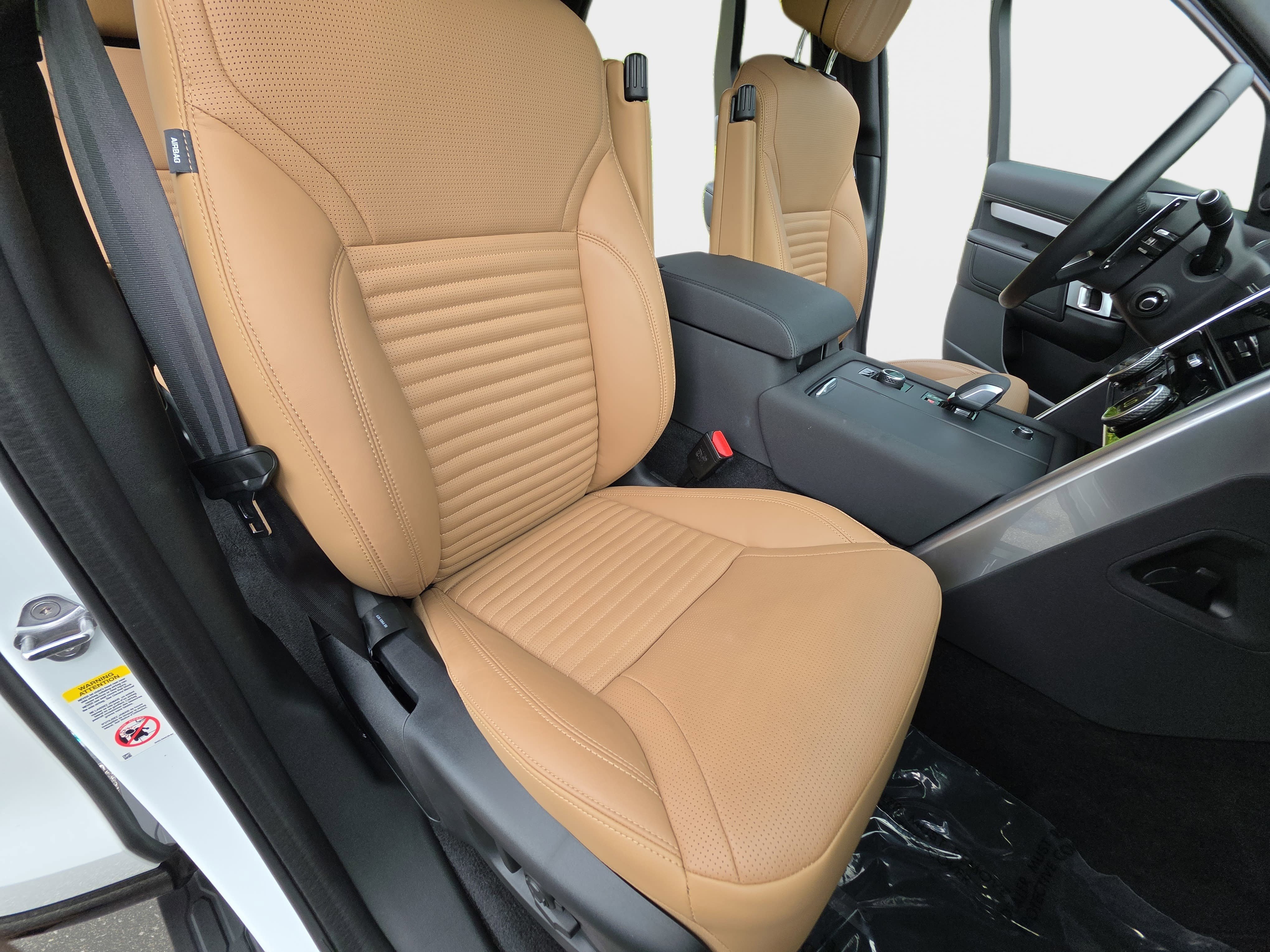 Used 2025 Land Rover Discovery Dynamic SE AWD/4WD image 10