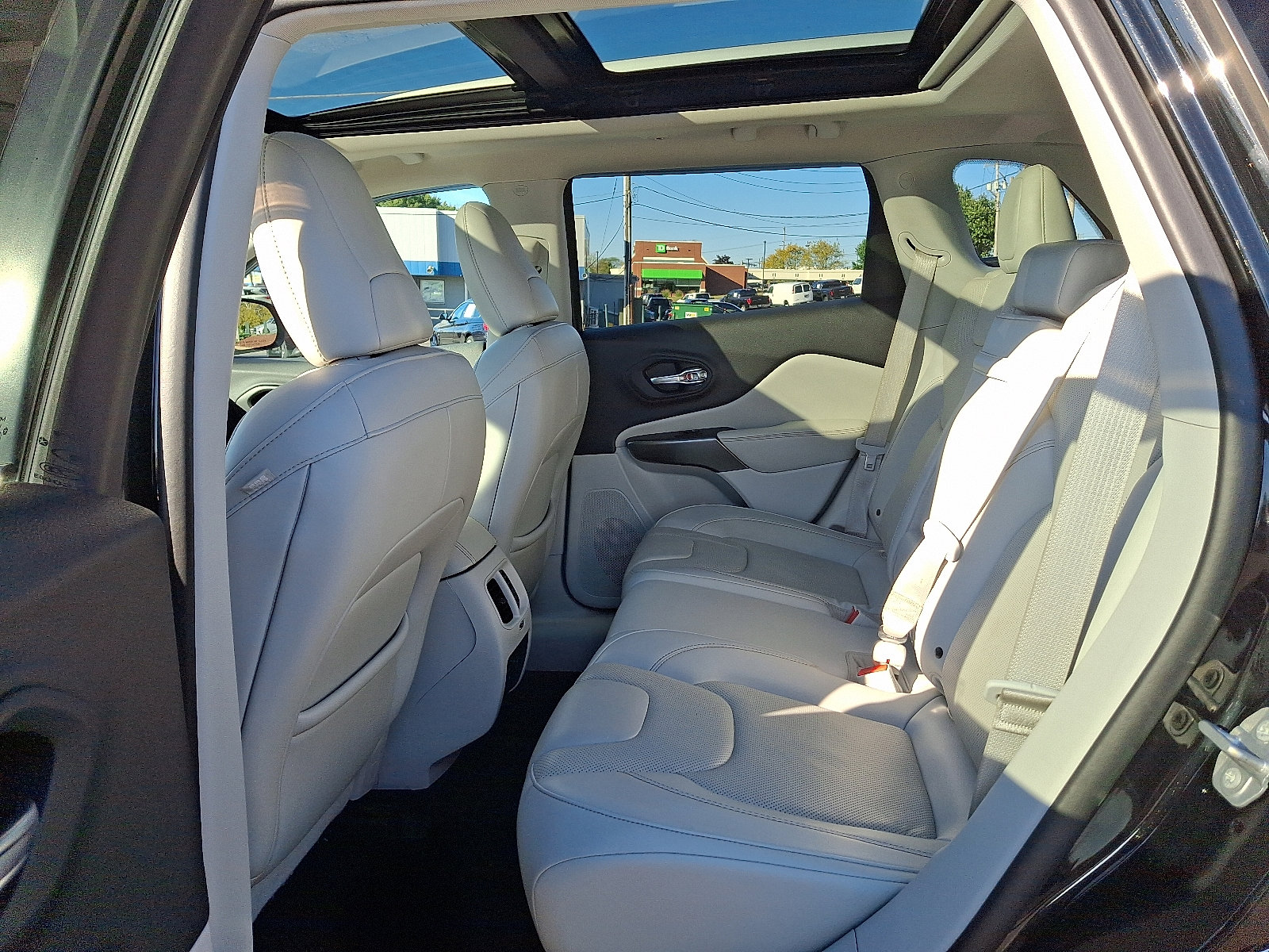 Used 2019 Jeep Cherokee Limited image 10