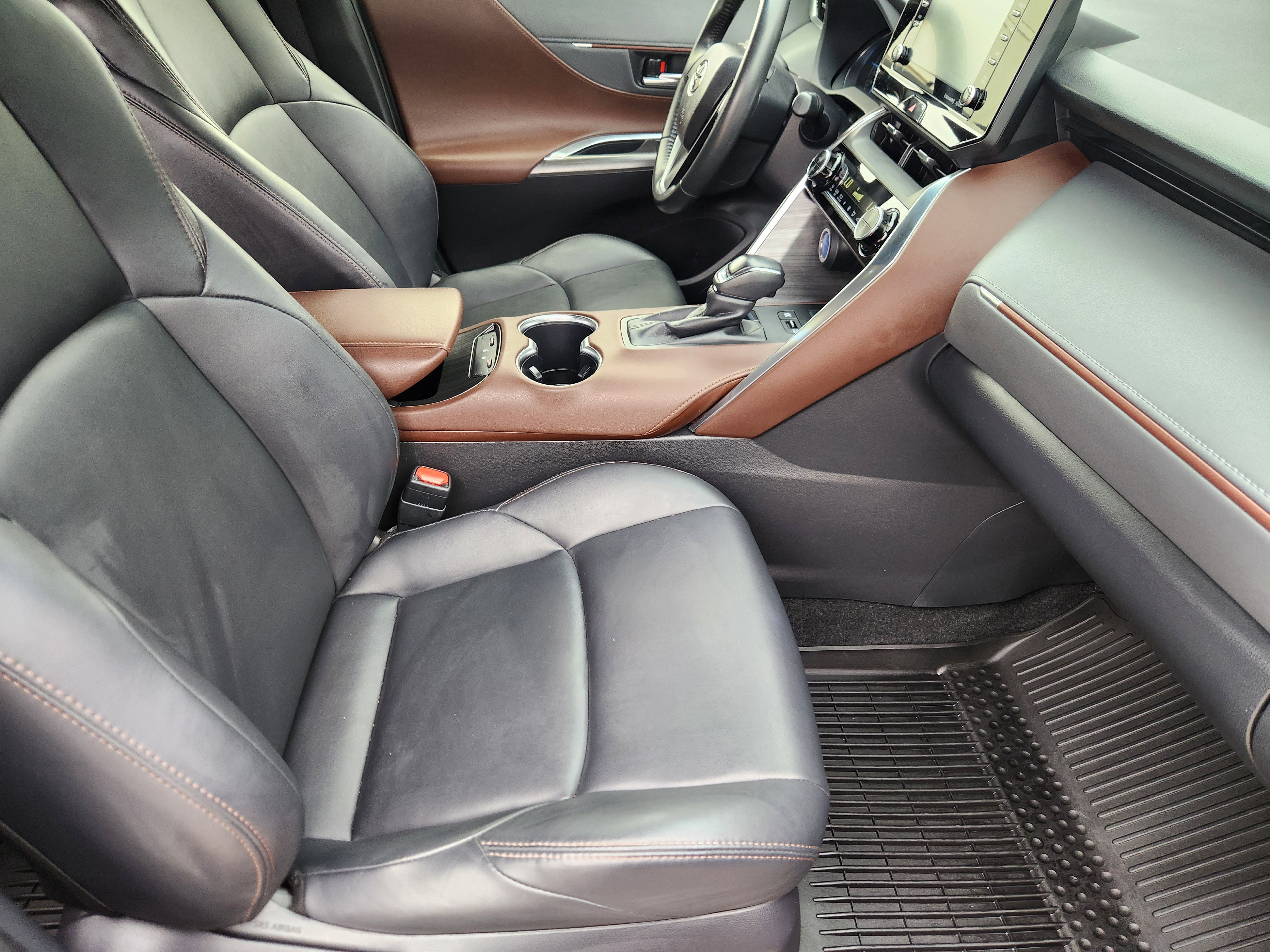 Used 2022 Toyota Venza XLE image 10