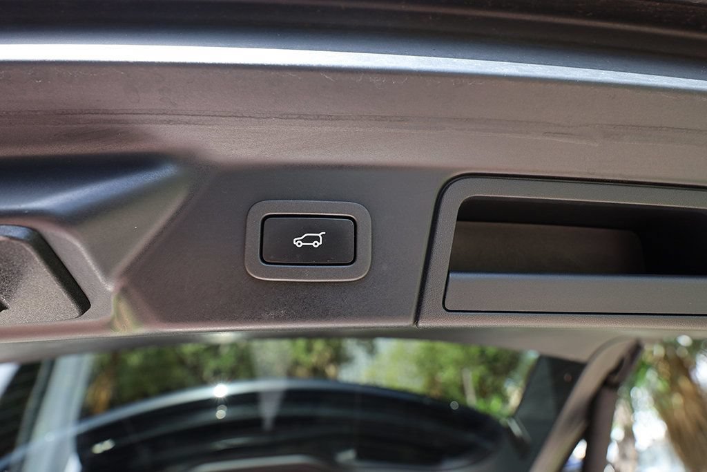 Used 2019 Land Rover Range Rover Velar R-Dynamic SE AWD/4WD image 37