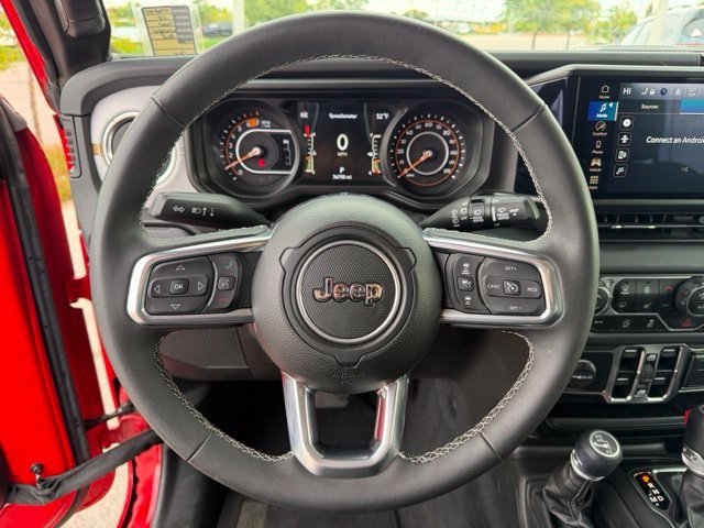 Used 2025 Jeep Wrangler Unlimited Sahara AWD/4WD image 15