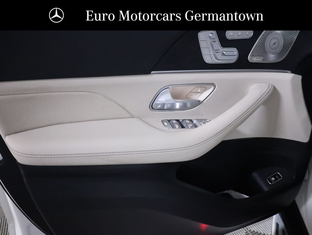 Used 2025 Mercedes-Benz GLS 450 4MATIC w/ AMG Line Exterior image 9