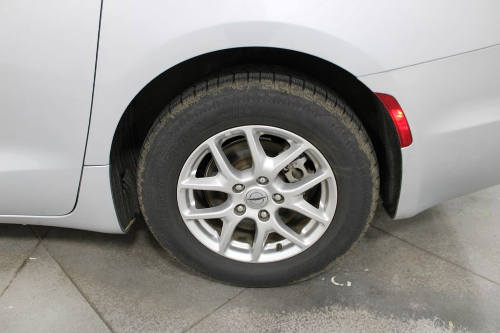 Used 2024 Chrysler Pacifica Touring-L image 37