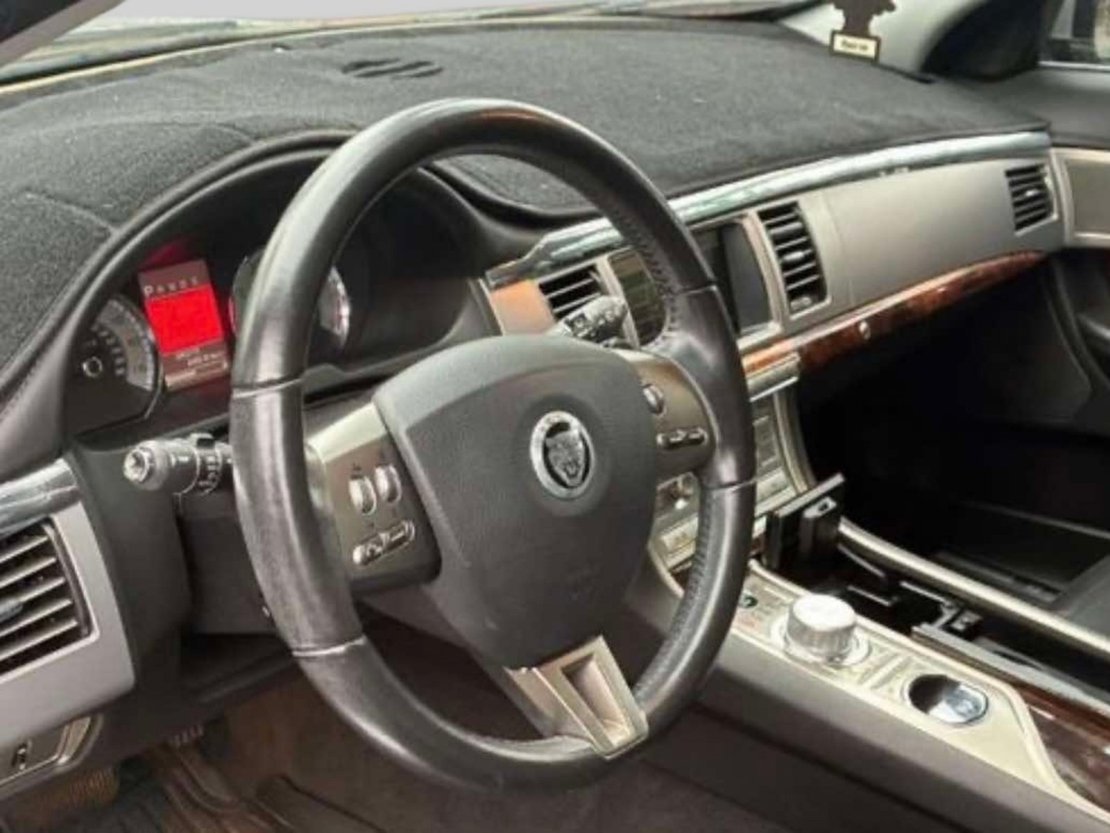 Used 2011 Jaguar XF Premium RWD image 5