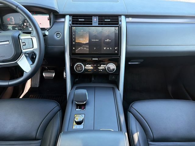Used 2025 Land Rover Discovery Metropolitan Edition AWD/4WD image 20