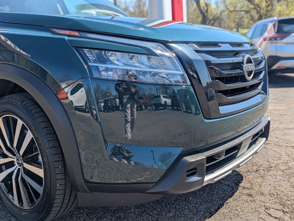 Used 2023 Nissan Pathfinder Platinum image 13