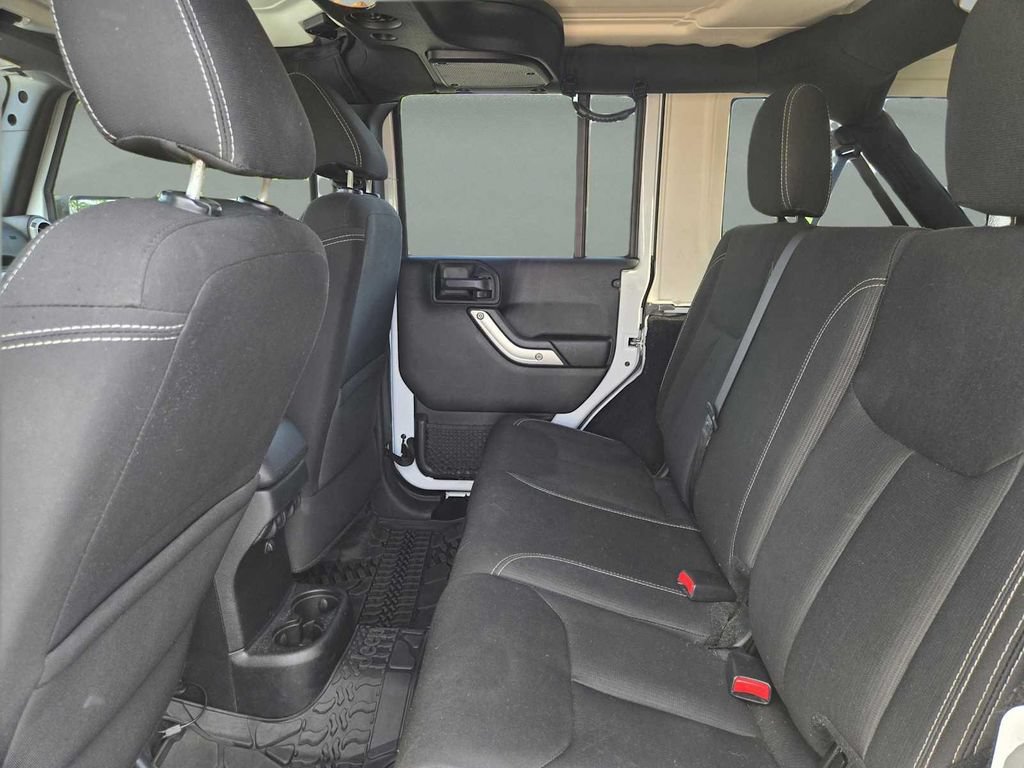 Used 2018 Jeep Wrangler Unlimited Sahara AWD/4WD image 14