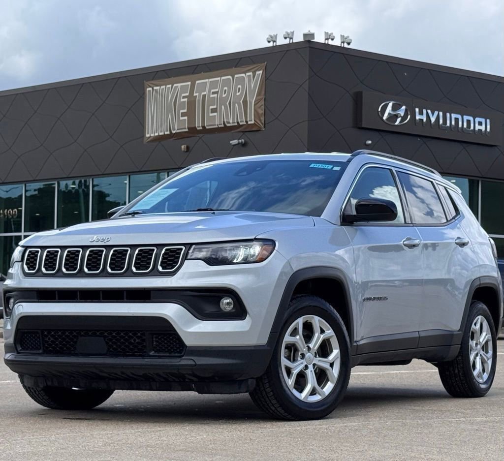 Used 2024 Jeep Compass Latitude image 1