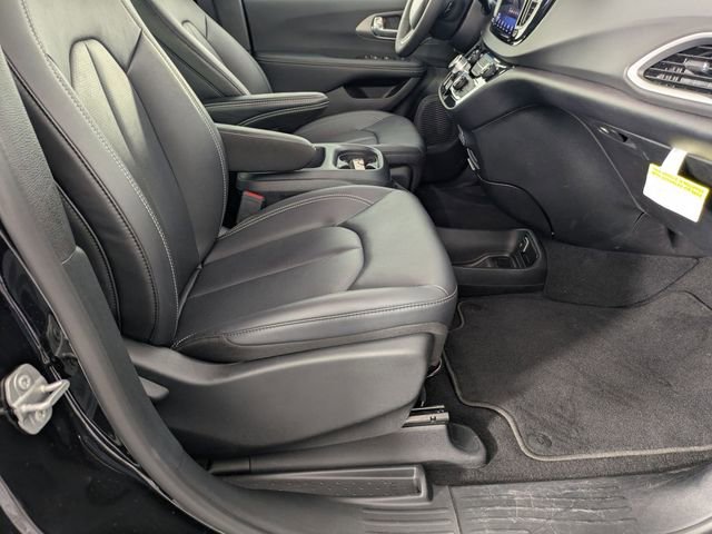 Used 2025 Chrysler Pacifica Select image 35