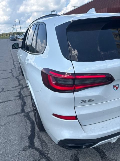 Used 2022 BMW X5 xDrive40i w/ M Sport Package AWD/4WD image 8