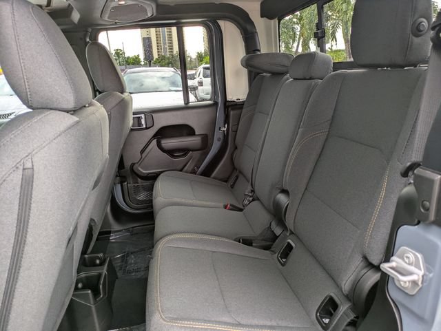 Used 2025 Jeep Gladiator Sport AWD/4WD image 9