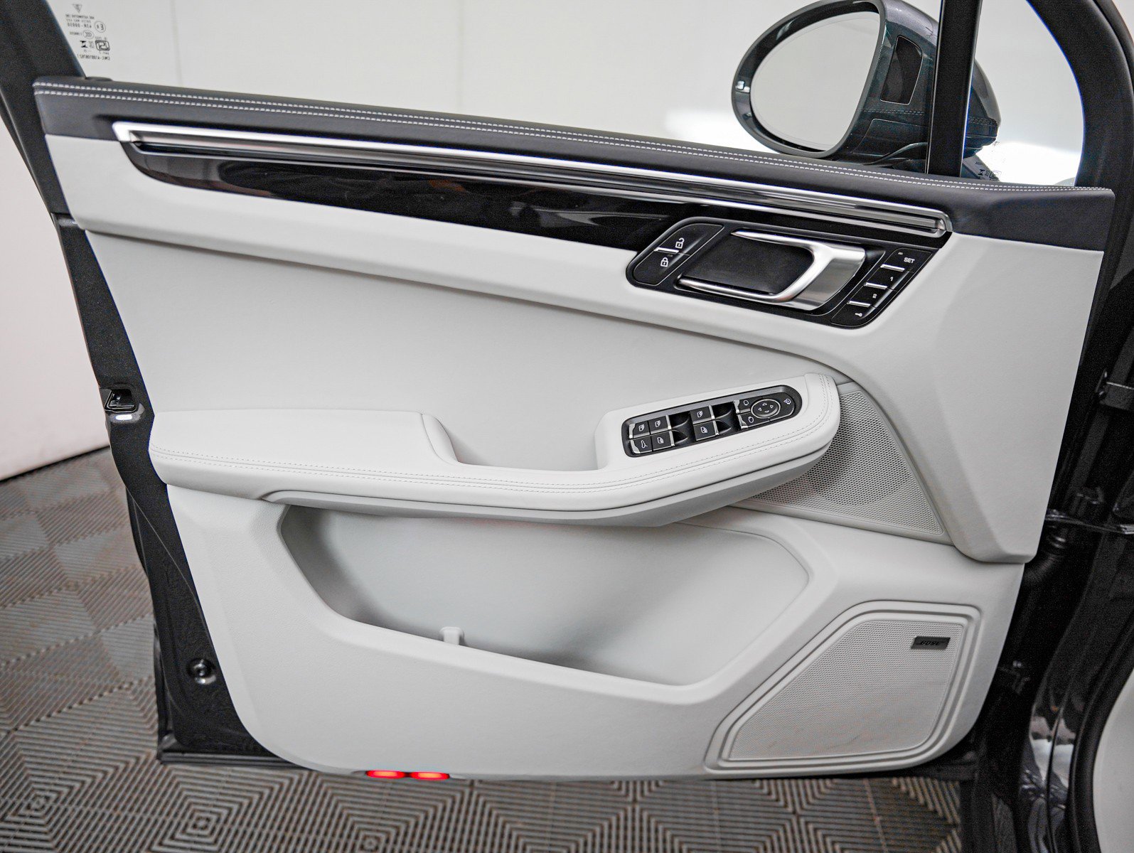 Certified 2025 Porsche Macan image 27