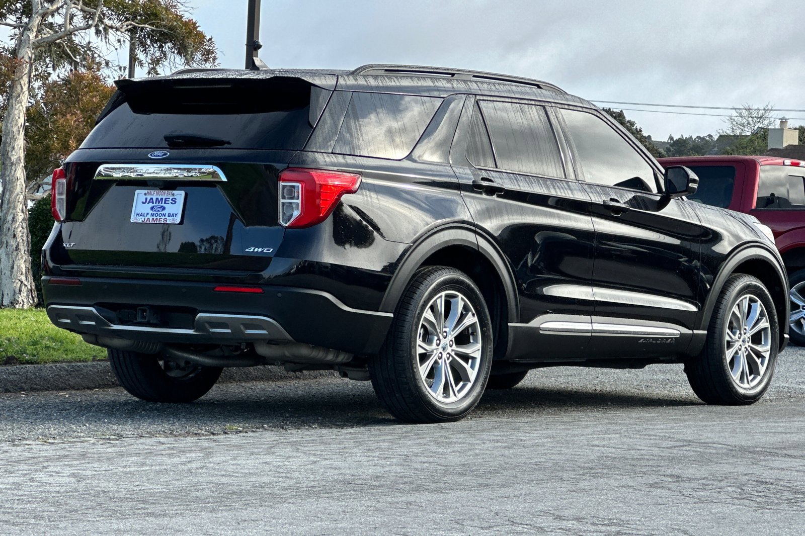 Used 2022 Ford Explorer XLT w/ Equipment Group 202A image 5