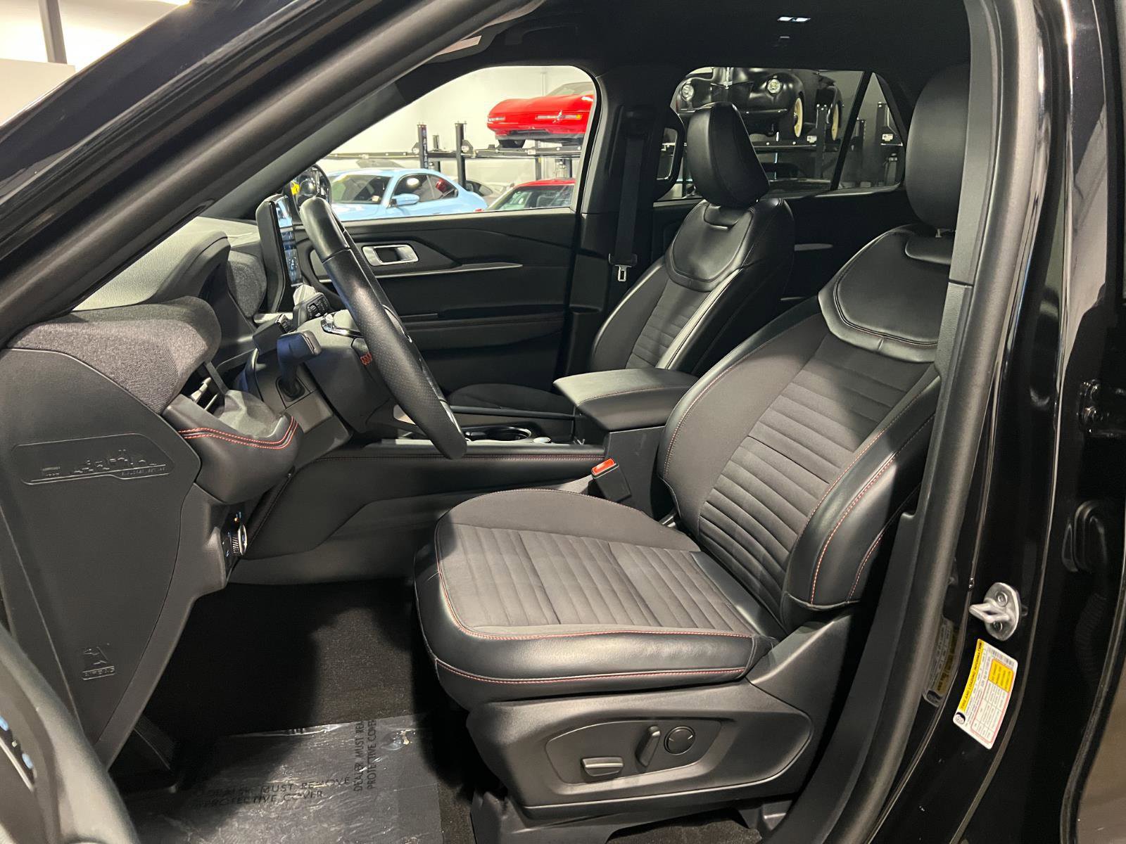 Used 2025 Ford Explorer ST-Line w/ ST-Line Street Pack AWD/4WD image 9