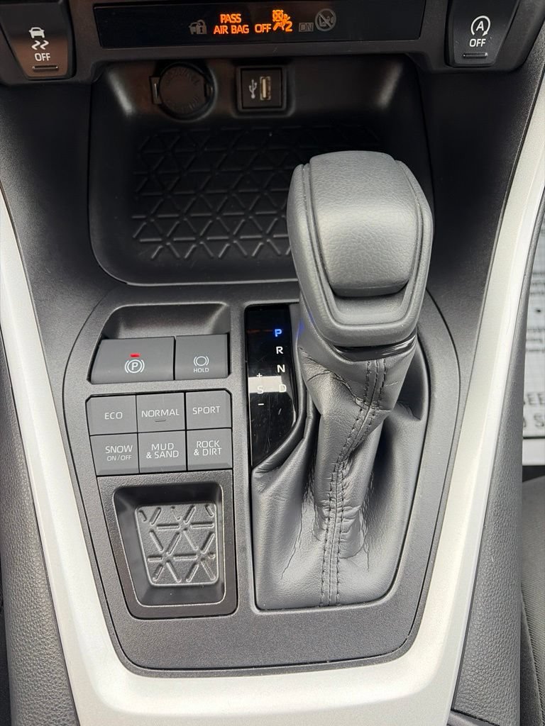 Used 2025 Toyota RAV4 LE AWD/4WD image 32