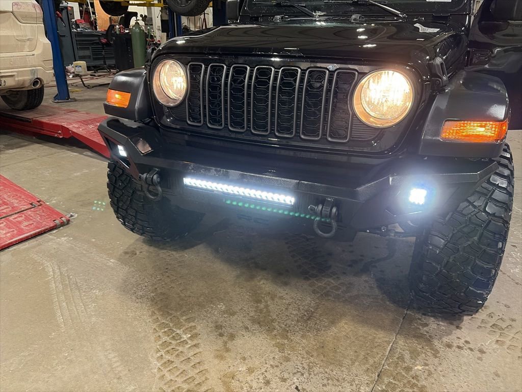 Used 2024 Jeep Wrangler Sport S image 18