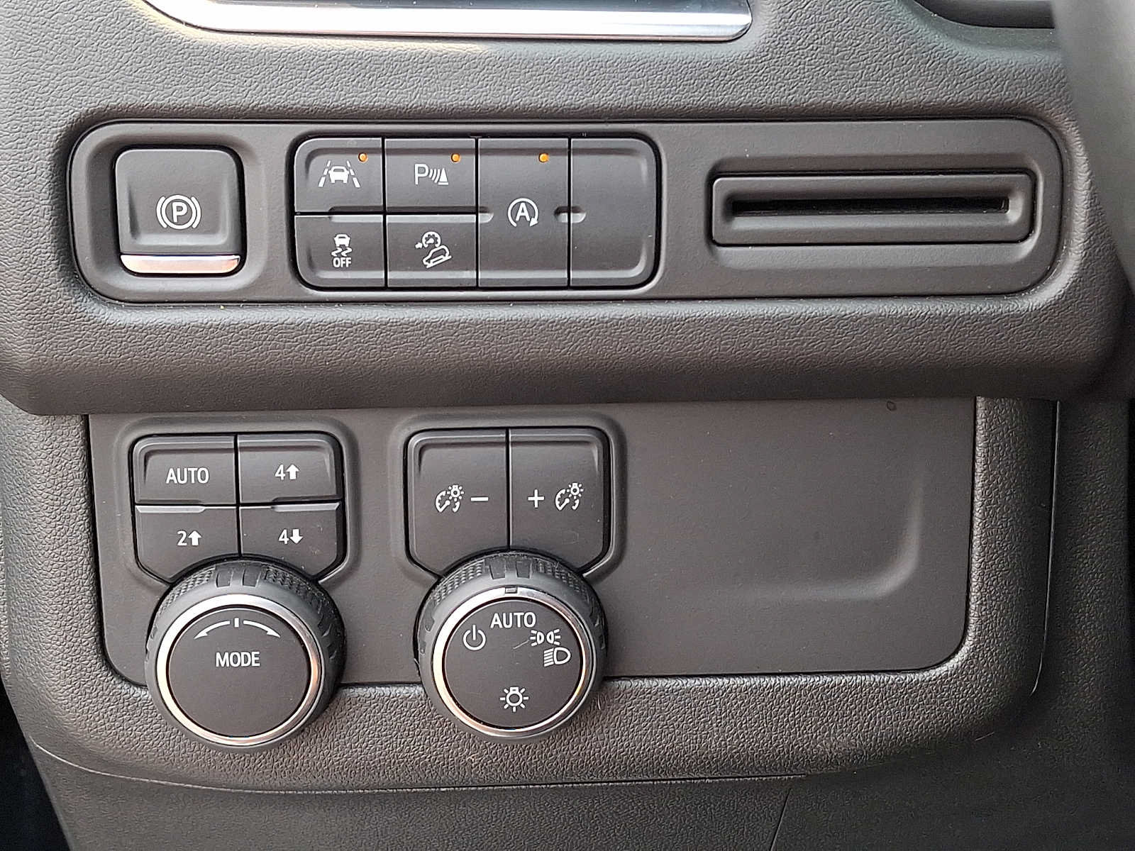 Used 2024 Chevrolet Tahoe Premier AWD/4WD image 25