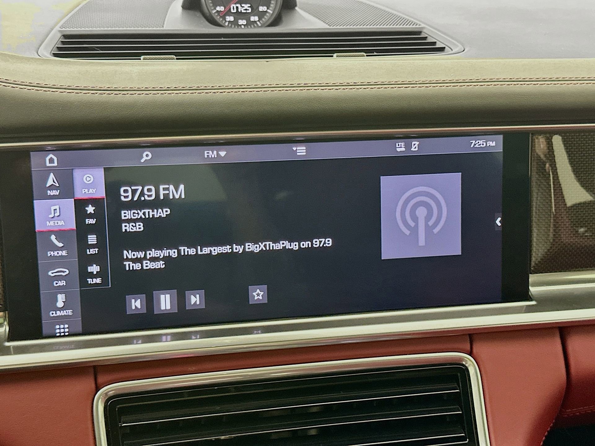 Used 2020 Porsche Panamera GTS image 16