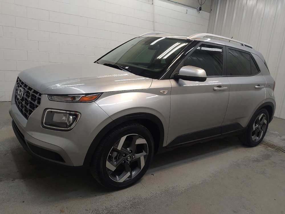 Used 2023 Hyundai Venue SEL FWD image 2