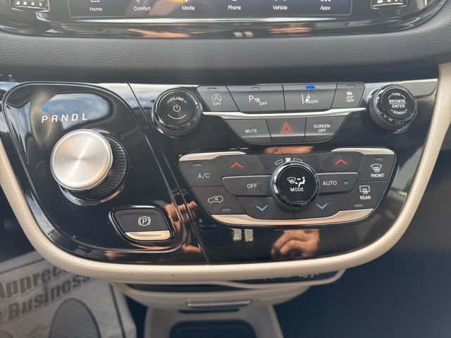 Used 2024 Chrysler Pacifica Touring-L FWD image 19