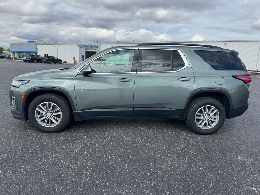 Used 2023 Chevrolet Traverse LT image 2