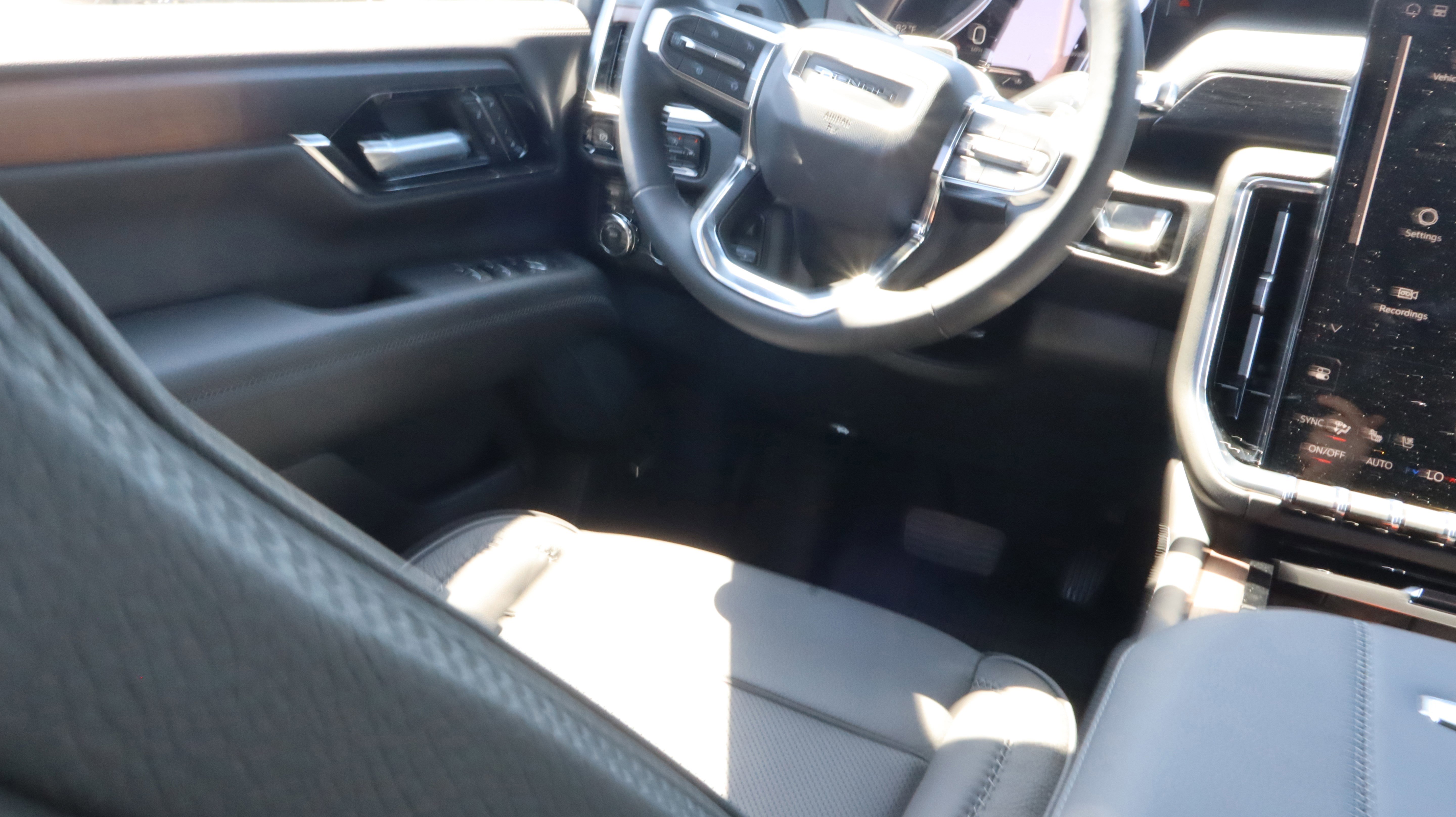 New 2026 GMC Yukon Denali w/ Denali Reserve Package AWD/4WD image 9