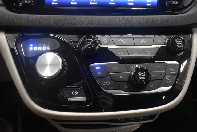 Used 2024 Chrysler Pacifica Touring-L FWD image 25
