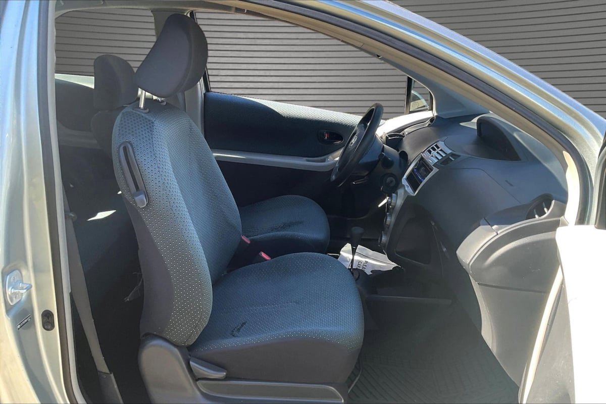 Used 2008 Toyota Yaris 2-Door Hatchback FWD image 25