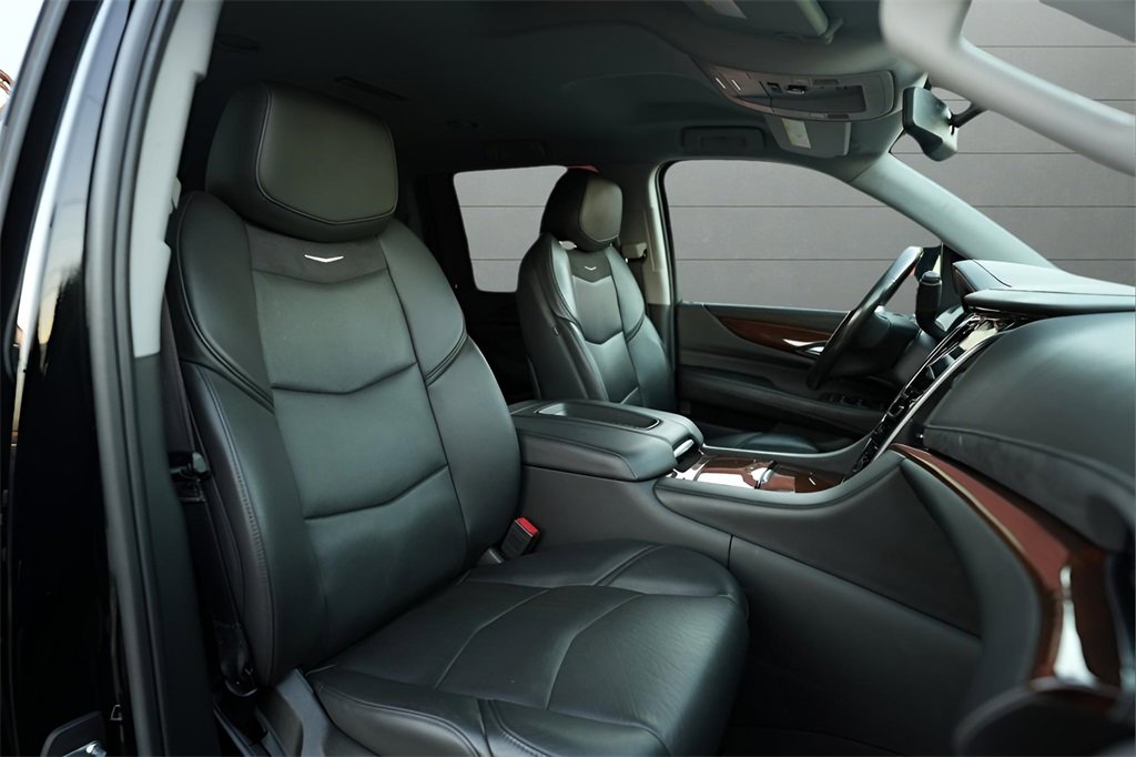 Used 2020 Cadillac Escalade ESV 4WD image 37