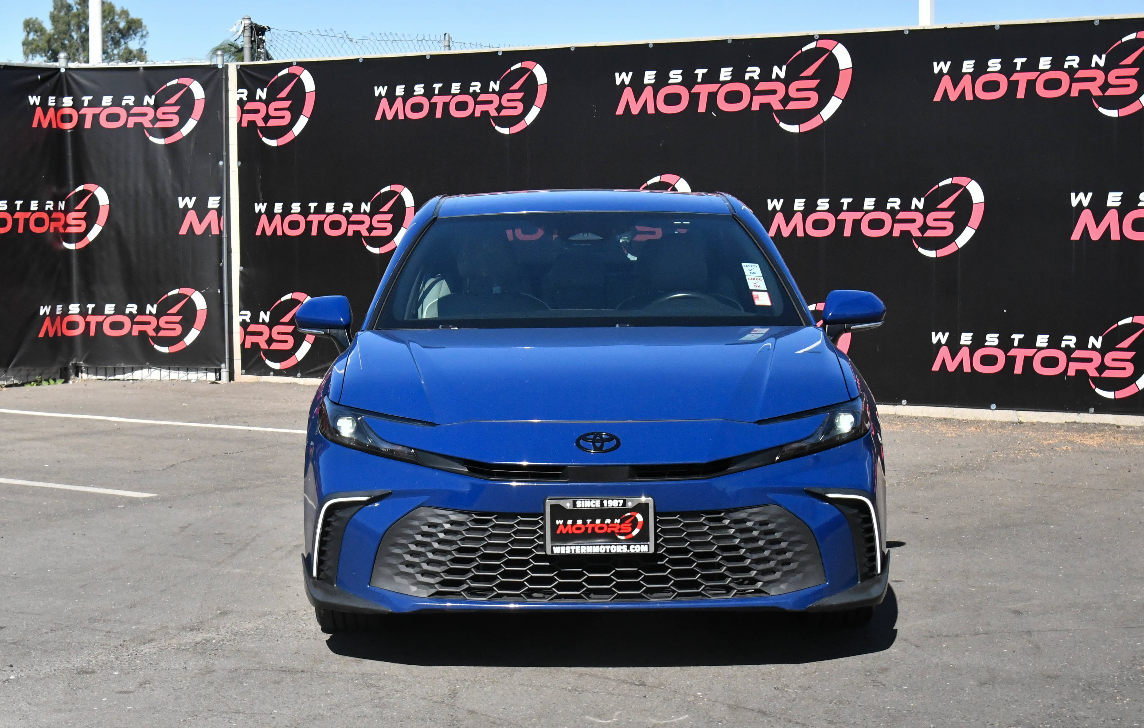 Used 2025 Toyota Camry SE w/ Convenience Package FWD image 2