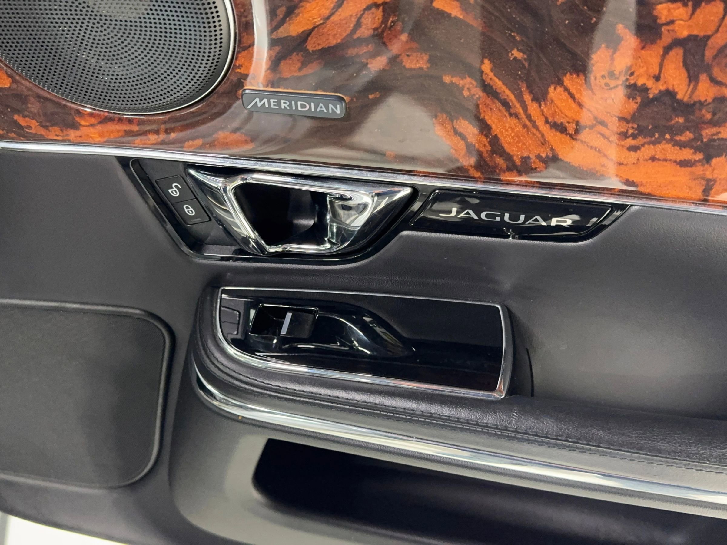 Used 2015 Jaguar XJ image 30