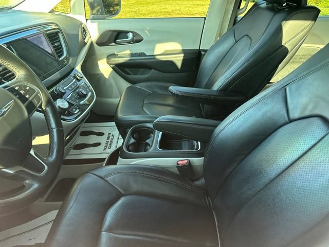 Used 2017 Chrysler Pacifica Touring-L Plus w/ Tire & Wheel Group FWD image 11