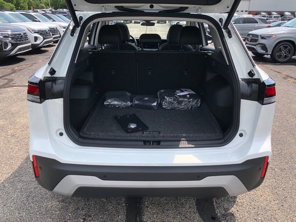 Used 2025 Volkswagen Tiguan SE w/ Panoramic Sunroof Package image 32