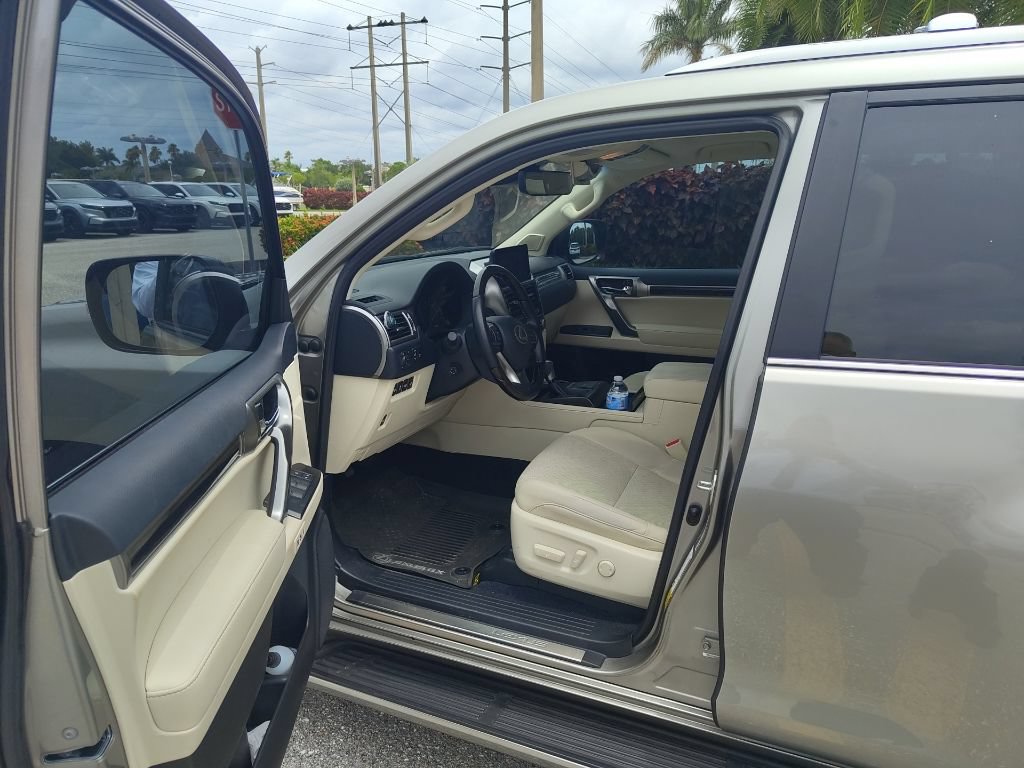 Used 2023 Lexus GX 460 Premium w/ Accessory Package AWD/4WD image 10