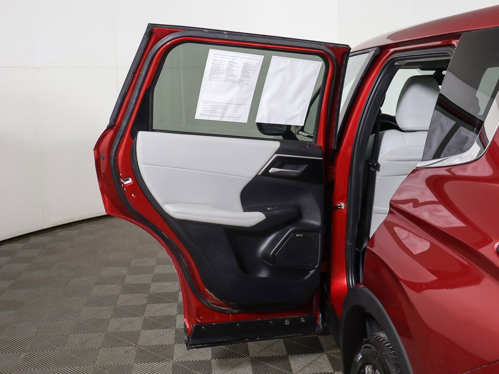 Used 2025 Mitsubishi Outlander SE image 22