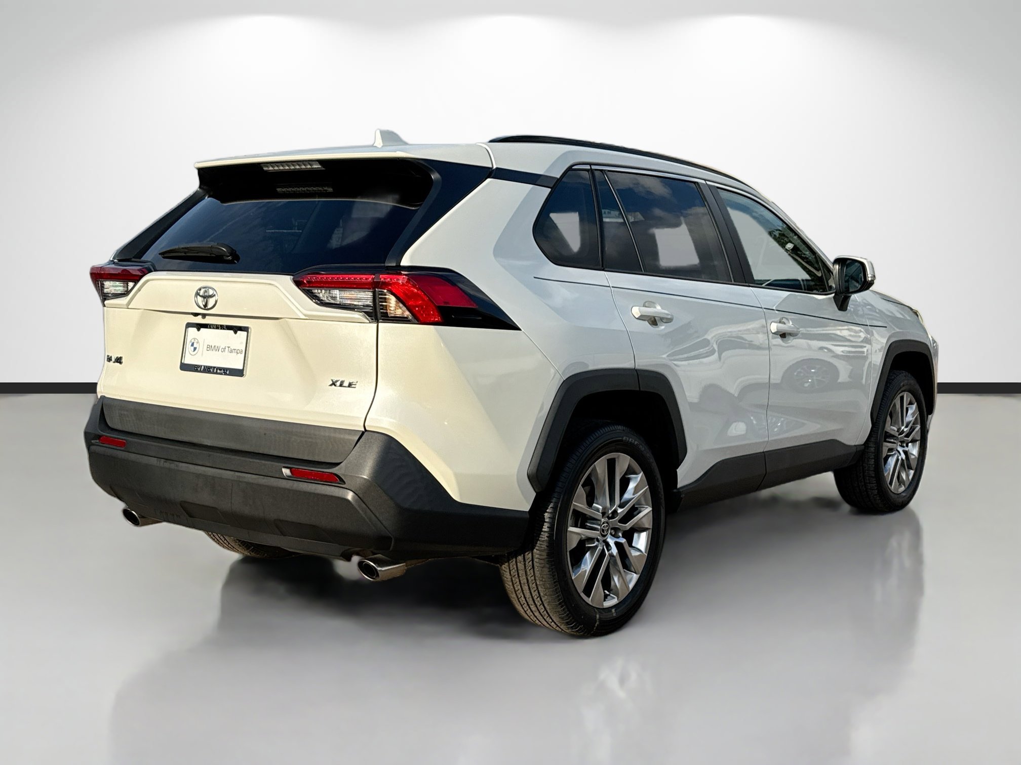 Used 2021 Toyota RAV4 XLE Premium image 3