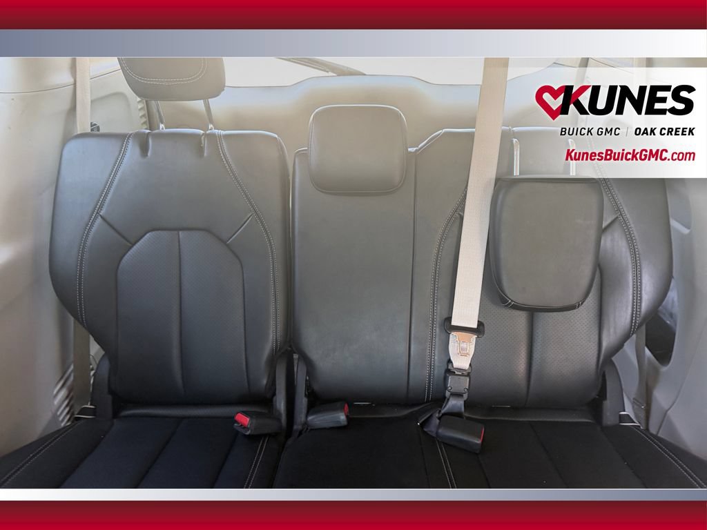 Used 2023 Chrysler Pacifica Touring-L FWD image 34