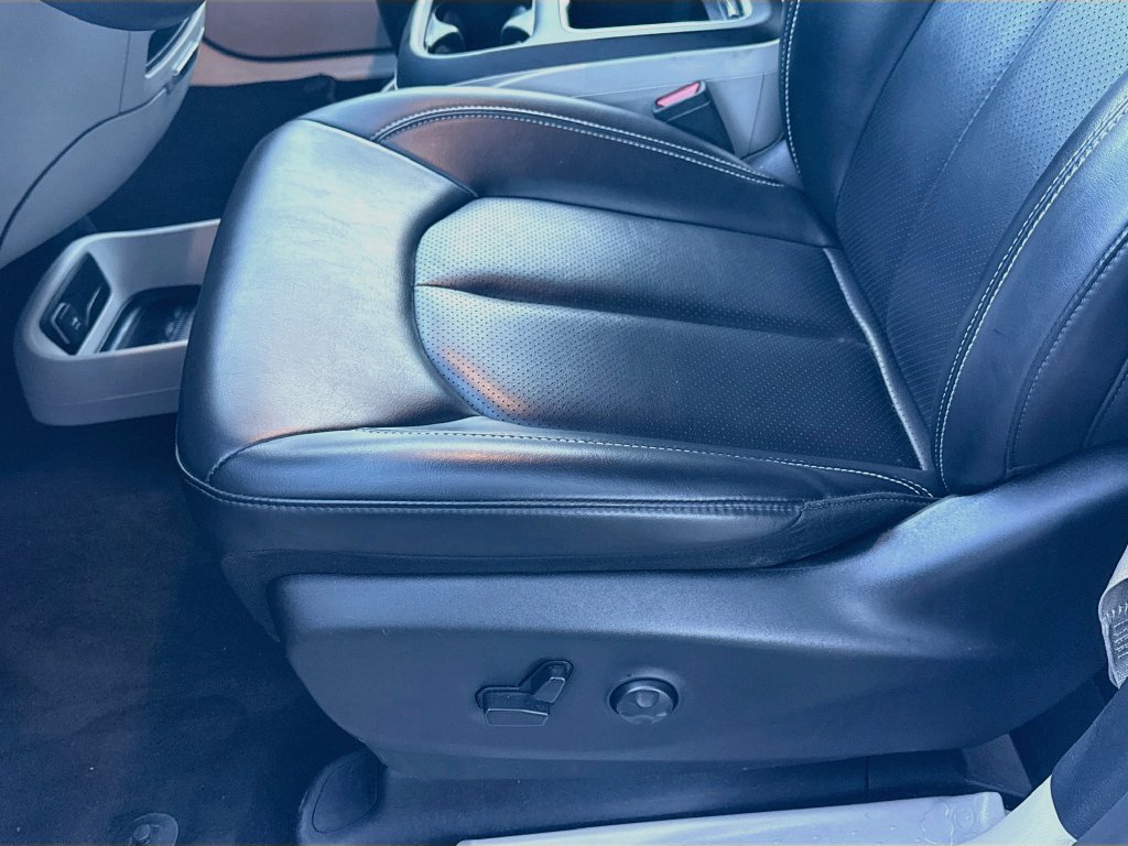 Used 2023 Chrysler Pacifica Touring-L FWD image 20