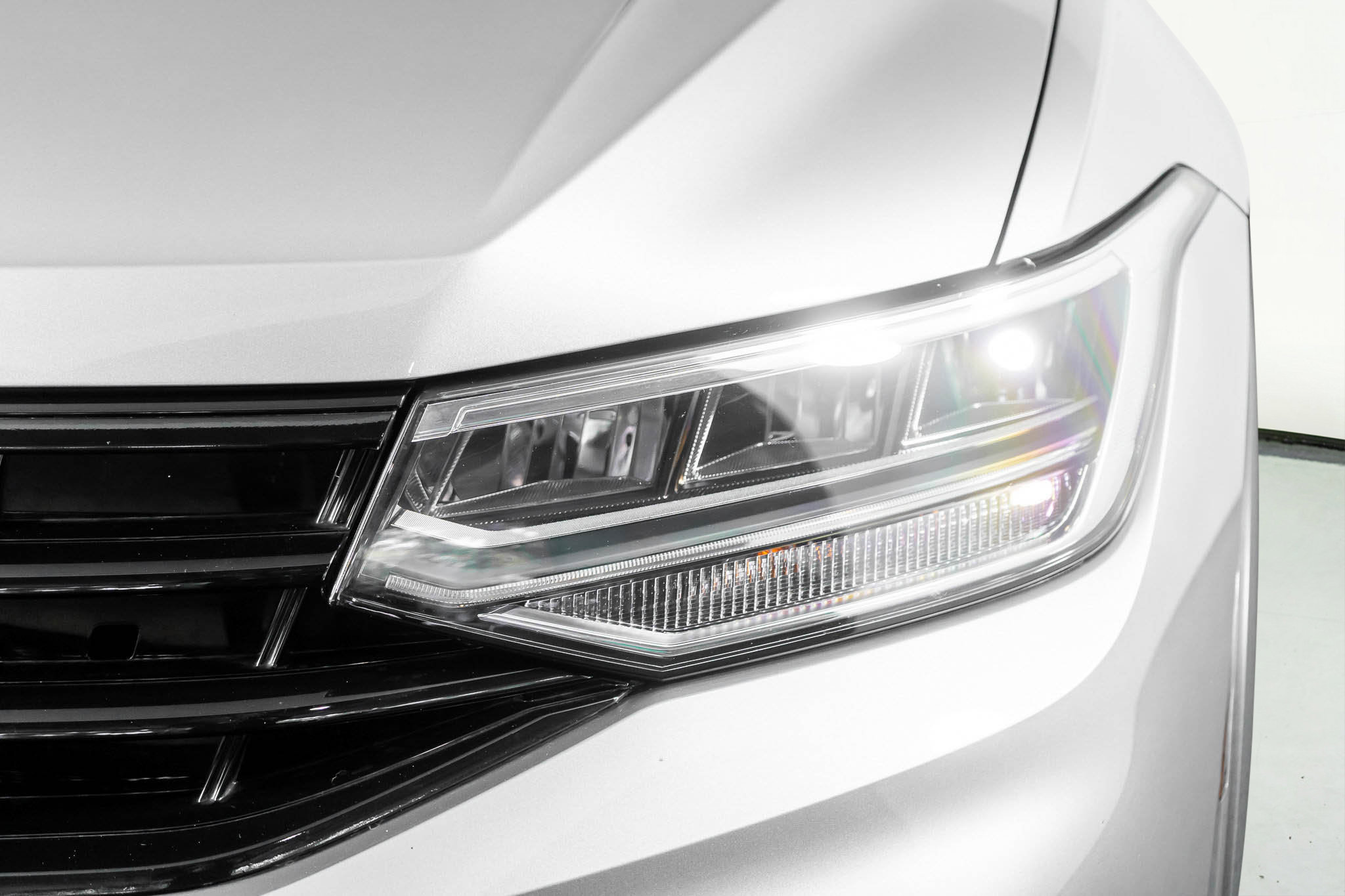 Used 2022 Volkswagen Tiguan SE R-Line image 12