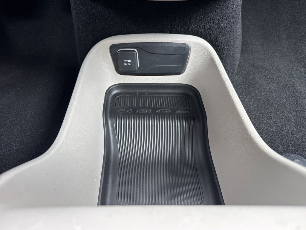 Used 2023 Chrysler Voyager LX image 35