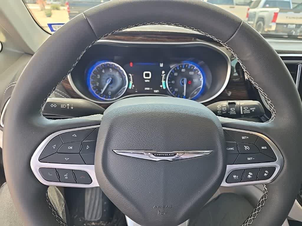 Used 2023 Chrysler Pacifica Limited FWD image 12