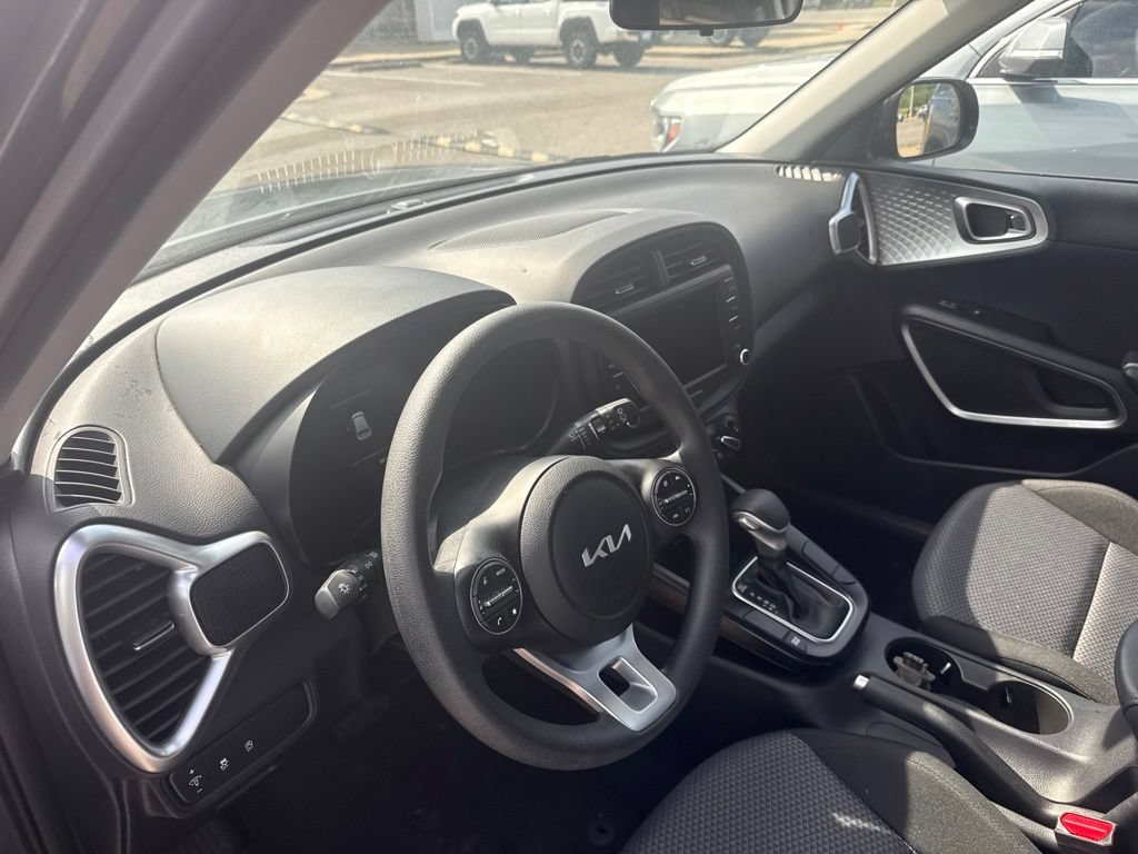 Used 2025 Kia Soul LX w/ LX Technology Package FWD image 6