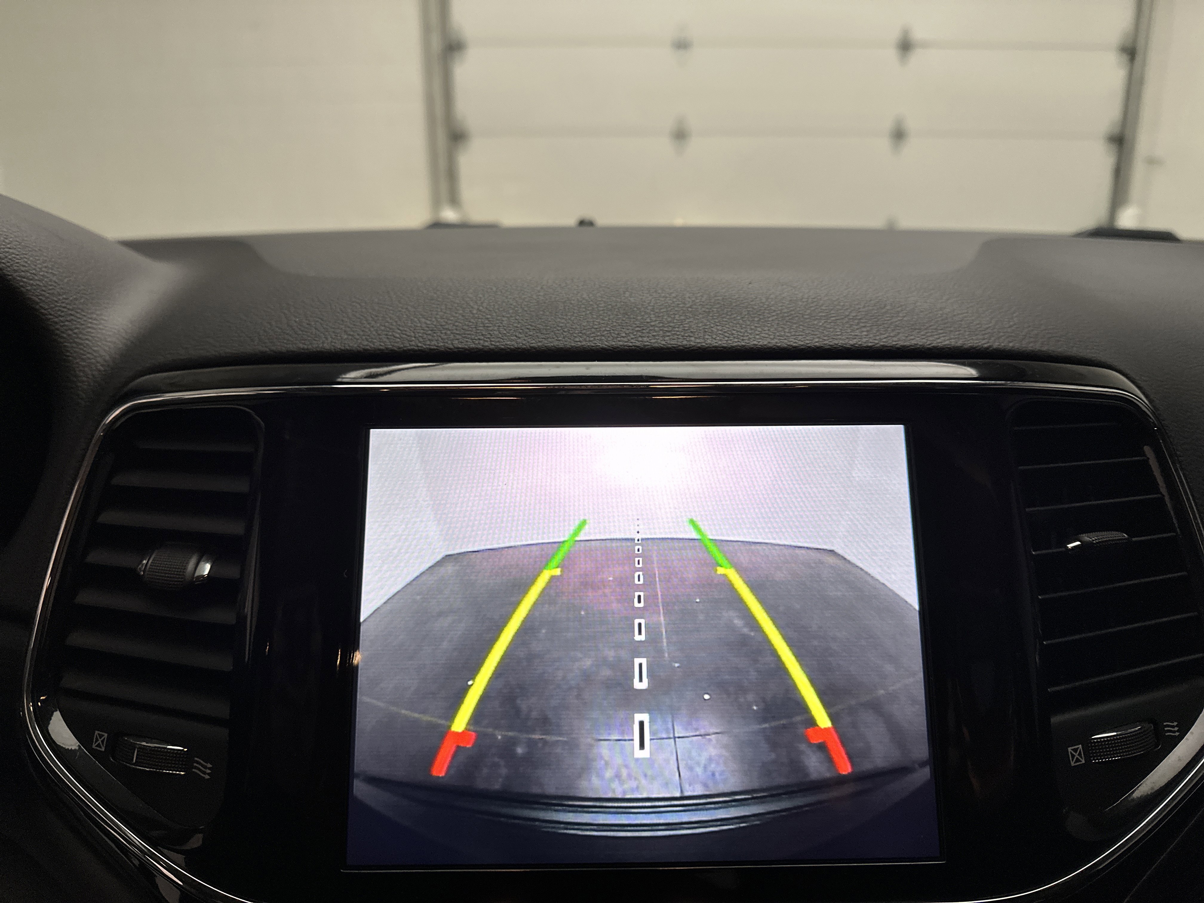 Used 2021 Jeep Grand Cherokee Laredo image 32