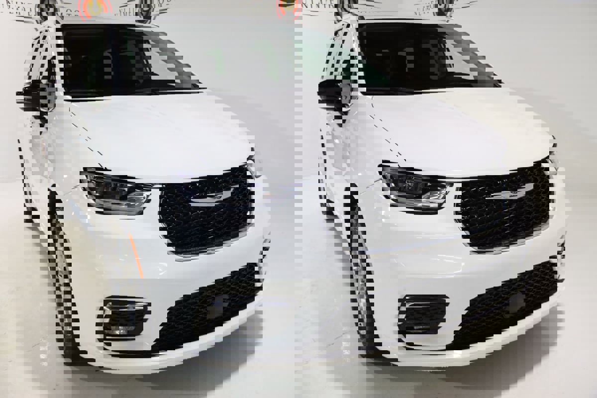 Used 2024 Chrysler Pacifica Touring-L image 21