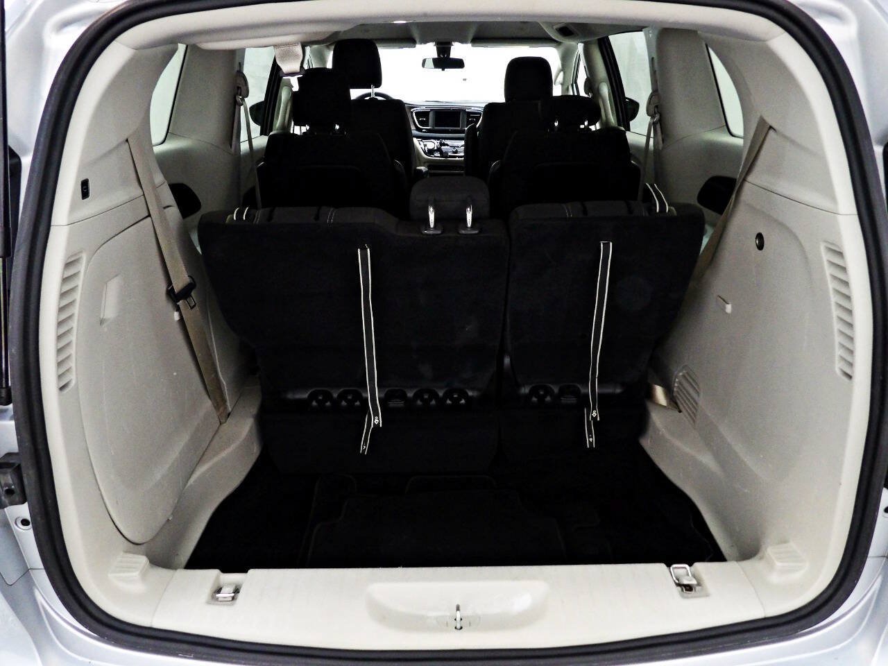 Used 2022 Chrysler Voyager LX FWD image 12
